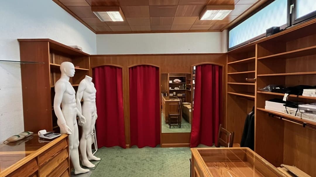 1238 – Commerce – 890000CHF – 102m²