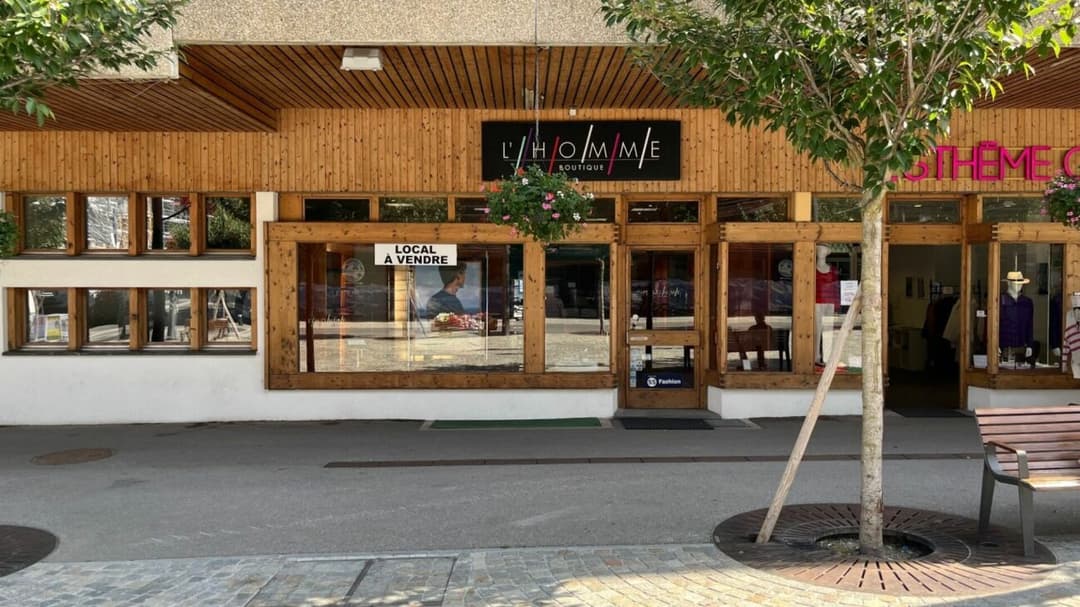 1238 – Commerce – 890000CHF – 102m²