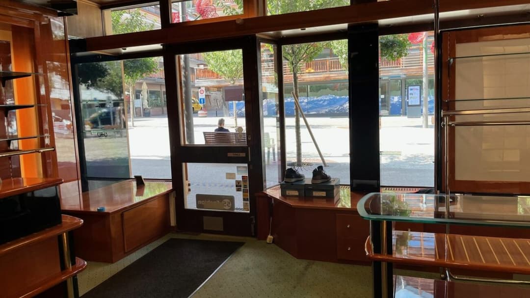 1238 – Commerce – 890000CHF – 102m²