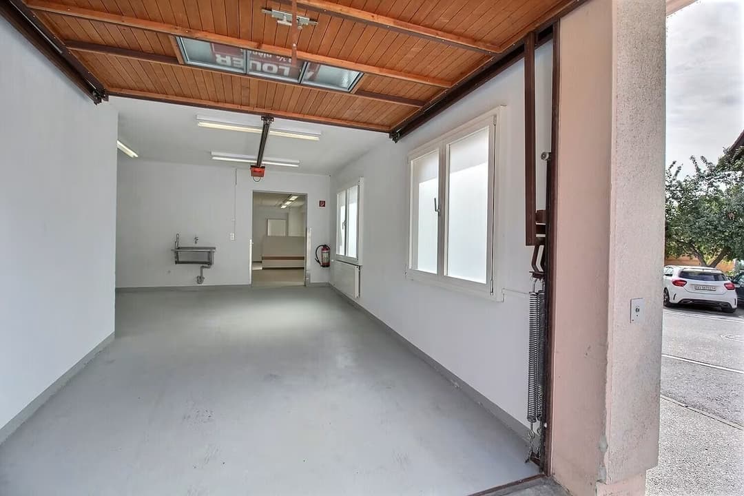 1472 – Commerce – 4pièces – 2900 CHF – 191 m²