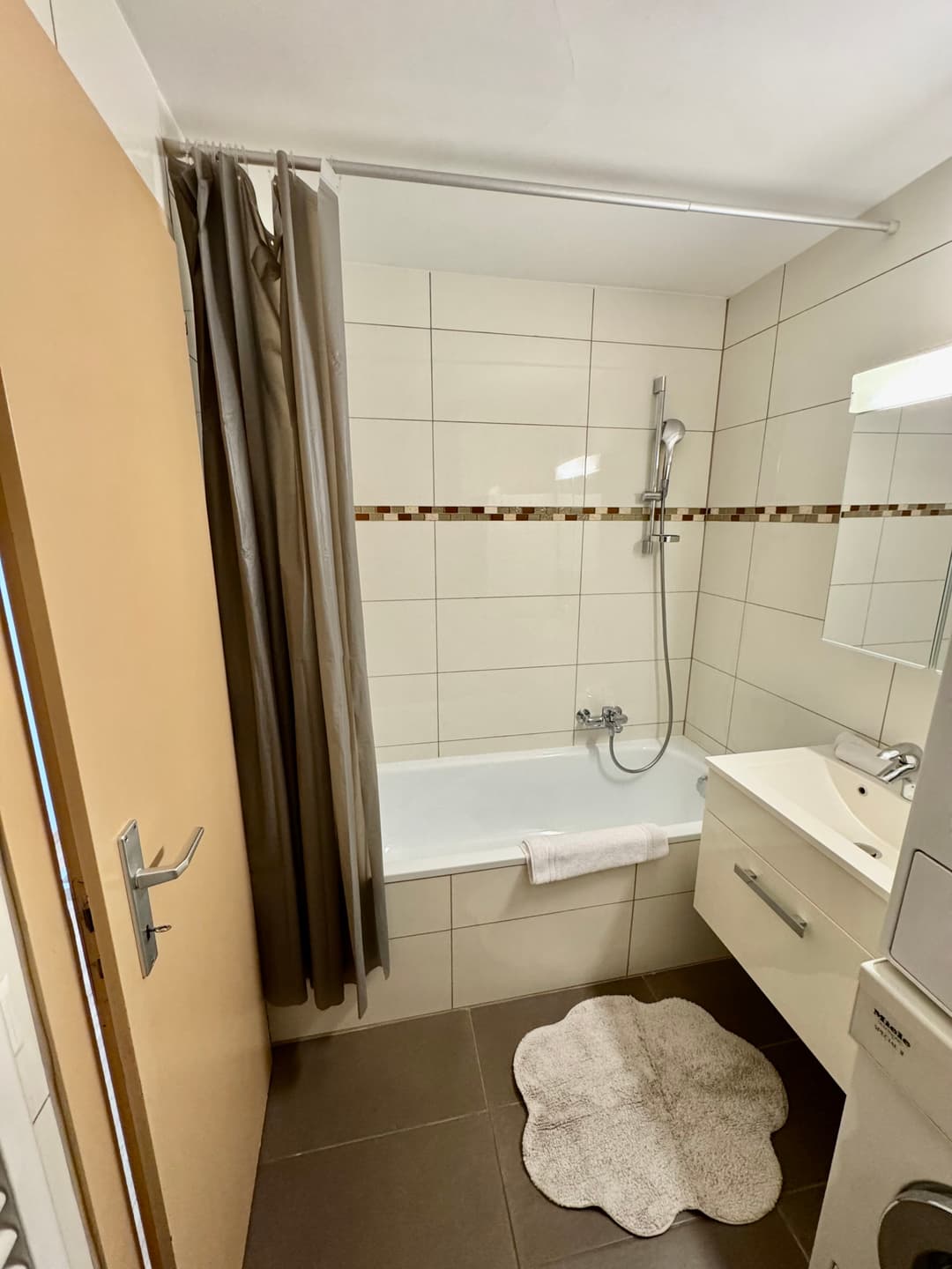 1571 – Appartement 3,5 pièces – 2000CHF – 85 m²