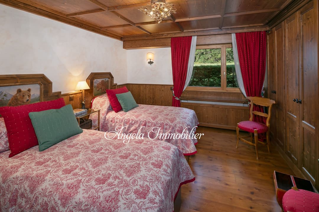 1735 – Appartement 5 pièces – 200 m²