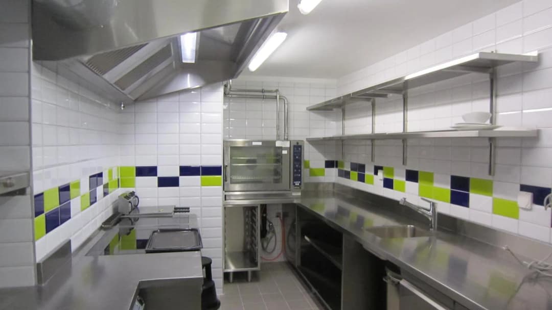 1781 – Commerce 3.5 pièces – 2900 CHF – 277 m²